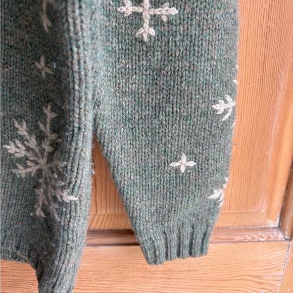 Eddie Bauer 100% Wool Light Green Sweater with Snowflakes size Women’s Medium - Picture 6 of 9